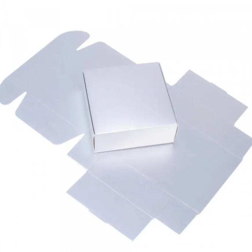 boîte argent carton pour l'anniversaire d'un enfant