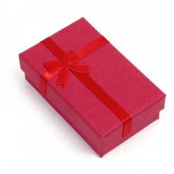 boîte carton avec noeud rouge pour l'anniversaire d'un enfant