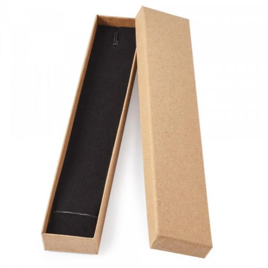 boîte carton marron pour l'anniversaire d'un enfant