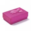 boîte carton rose avec paillettes décoratives pour une fête d'anniversaire
