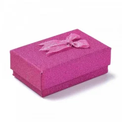 boîte carton rose avec paillettes décoratives pour une fête d'anniversaire