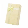 emballage avec noeud jaune pour le plaisir d'offrir carton