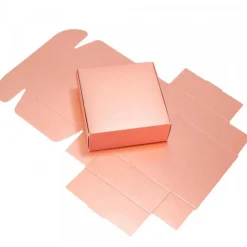 emballage carton or rose pour un anniversaire