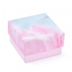 emballage rose carton pour un joyeux anniversaire avec des motifs styles marbre