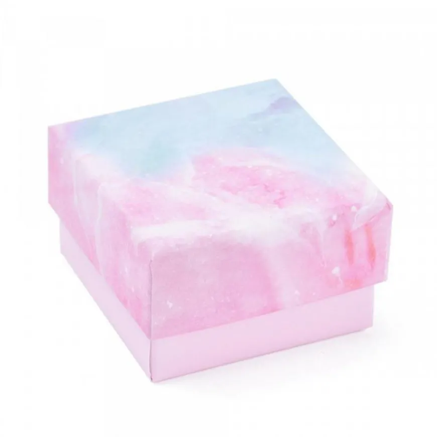 emballage rose carton pour un joyeux anniversaire avec des motifs styles marbre