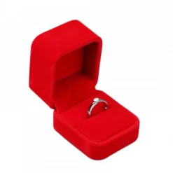 emballage rouge velours pour un joyeux anniversaire