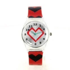 Montre pas chère femme pixel coeur bracelet plastique noir et rouge