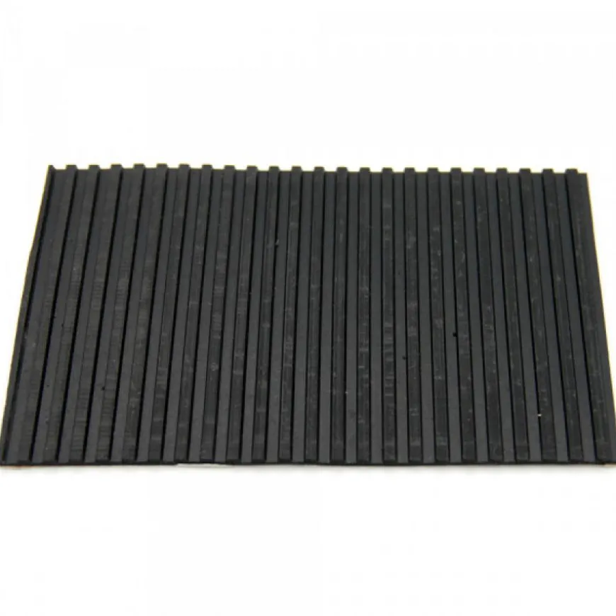 Tapis Caoutchouc Strié Noir - Protection Établi - 100 x 150 mm